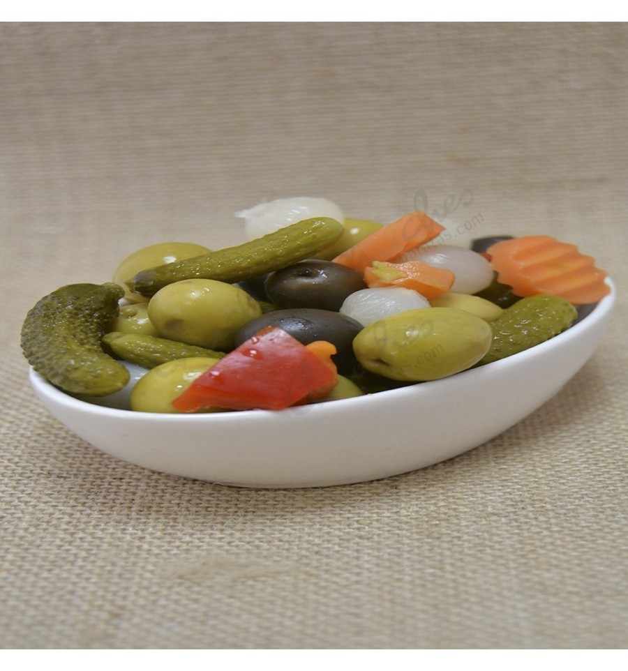 Sweet and sour pickle cocktail Olives and pickles Aperitivos/Snack